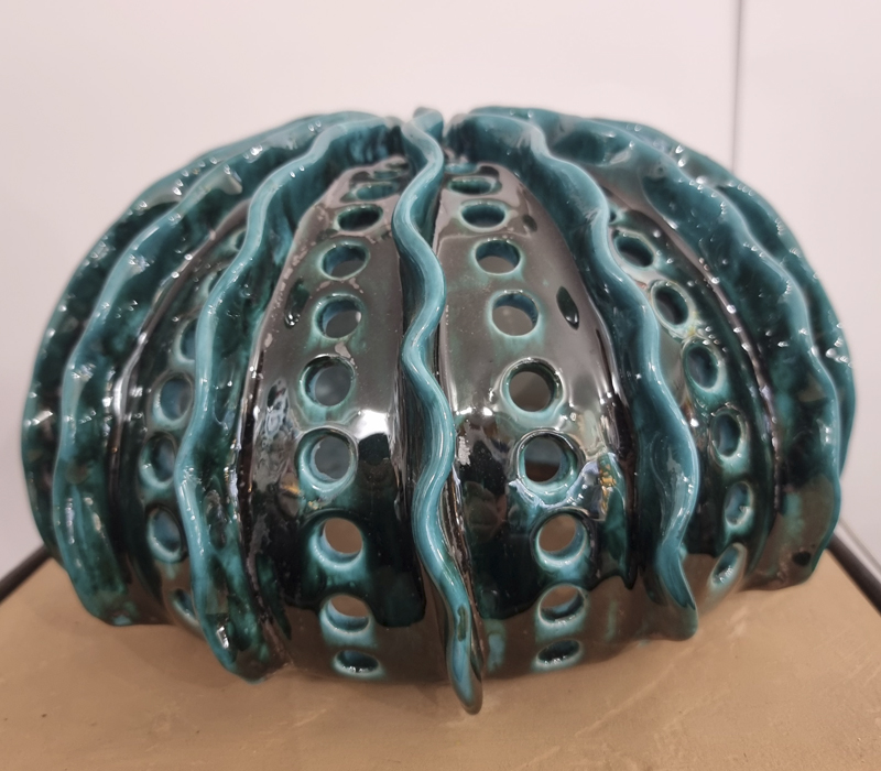 Lampada modello pianta grassa, colore verde ramina con applicazioni e traforatura misure 30x18 - immagine 5