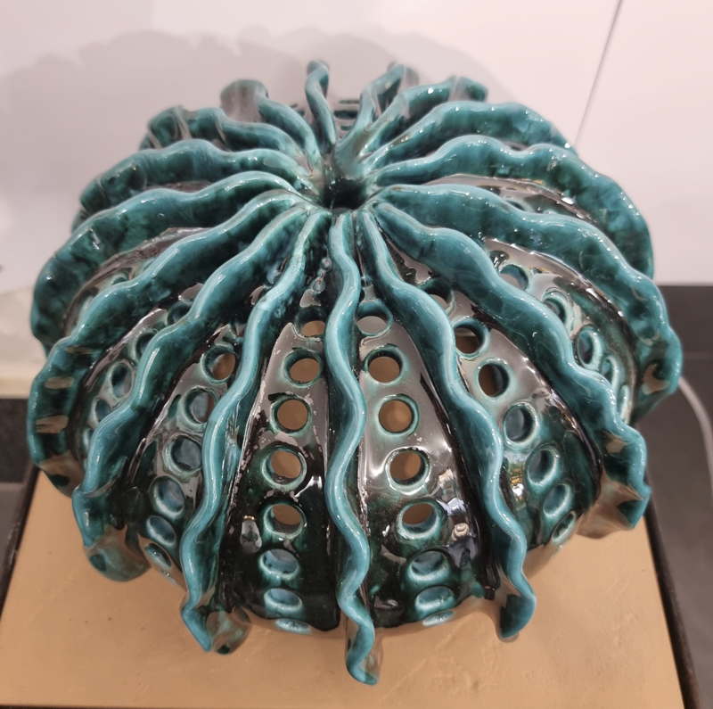 Lampada modello pianta grassa, colore verde ramina con applicazioni e traforatura misure 30x18 - immagine 3