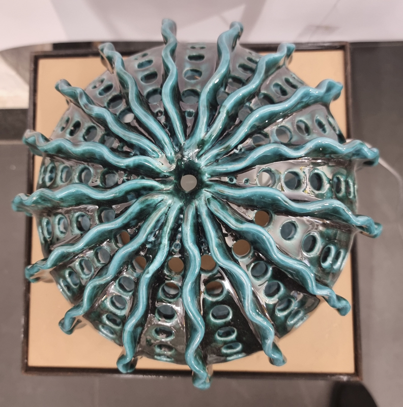 Lampada modello pianta grassa, colore verde ramina con applicazioni e traforatura misure 30x18 - immagine 4