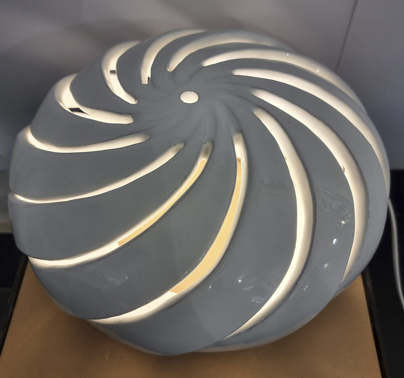 Lampada bianca lucida. Tagli modello Fontana con rotazione Coriolis cm 31x16