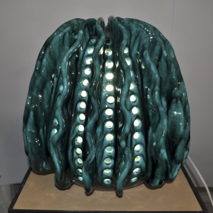 Lampada modello pianta grassa, alta  colore verde ramina con applicazioni e traforatura misure 32x30