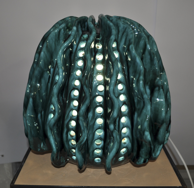Lampada modello pianta grassa, alta colore verde ramina con applicazioni e traforatura misure 32x30
