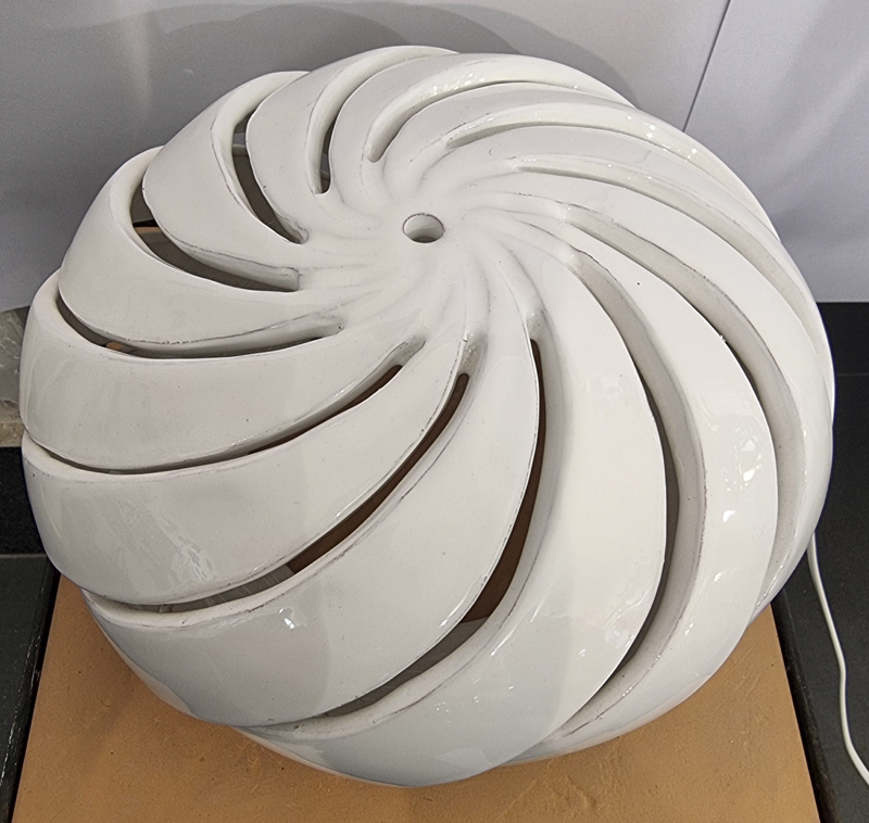 Lampada bianca lucida. Tagli modello Fontana con rotazione Coriolis cm 31x16 - immagine 2