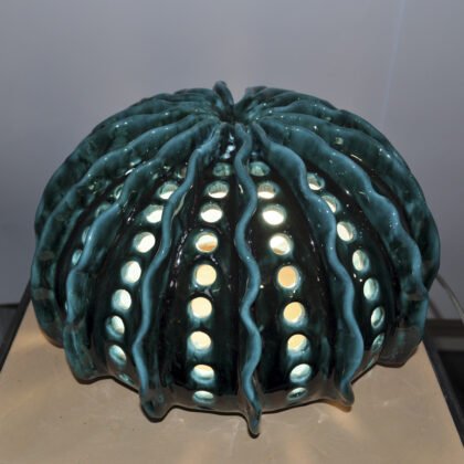 Lampada modello pianta grassa, colore verde ramina con applicazioni e traforatura misure 30x18