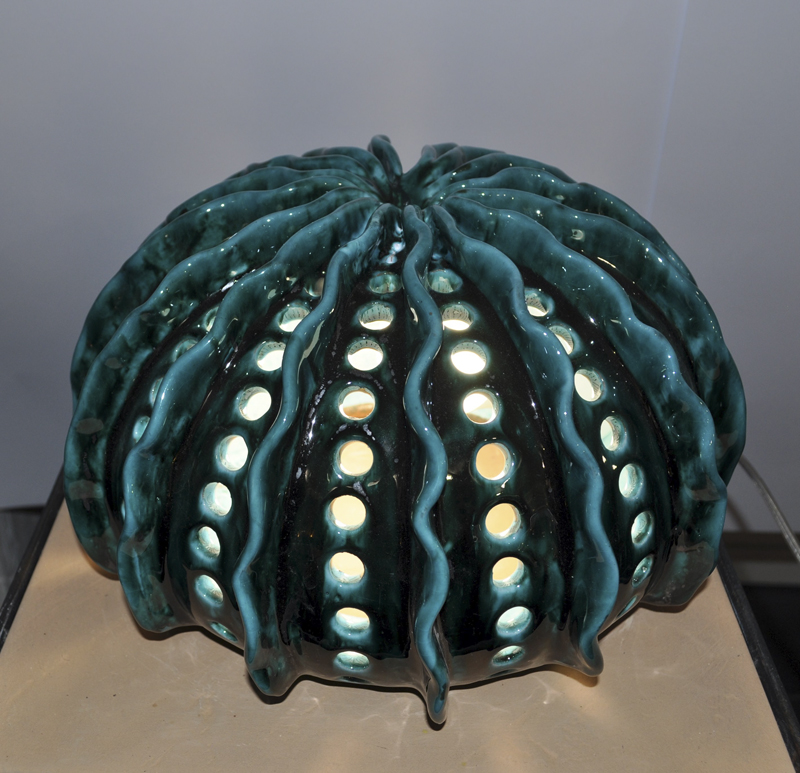 Lampada modello pianta grassa, colore verde ramina con applicazioni e traforatura misure 30x18