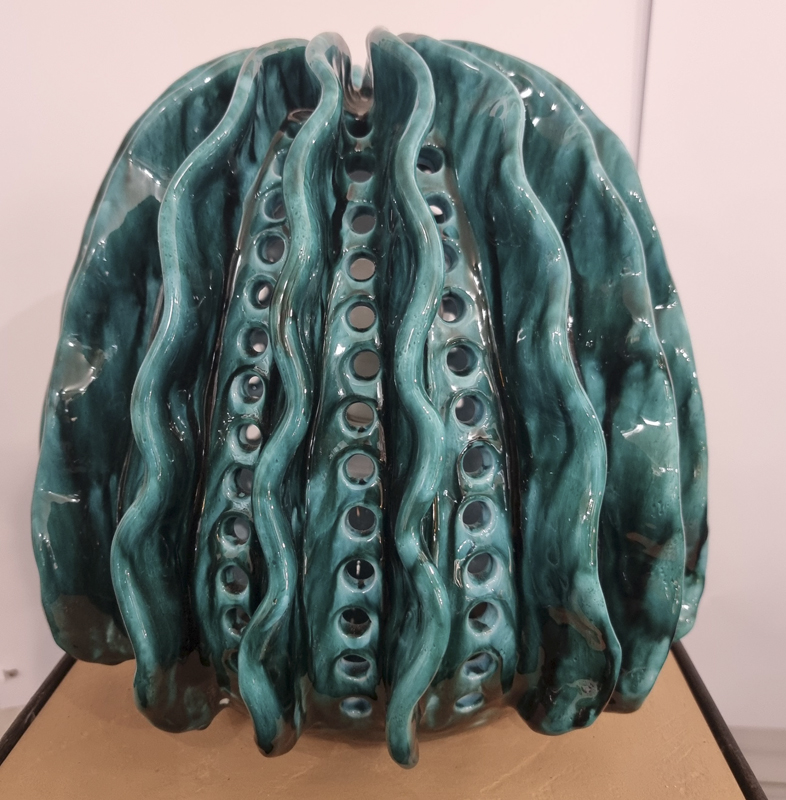 Lampada modello pianta grassa, alta colore verde ramina con applicazioni e traforatura misure 32x30 - immagine 3