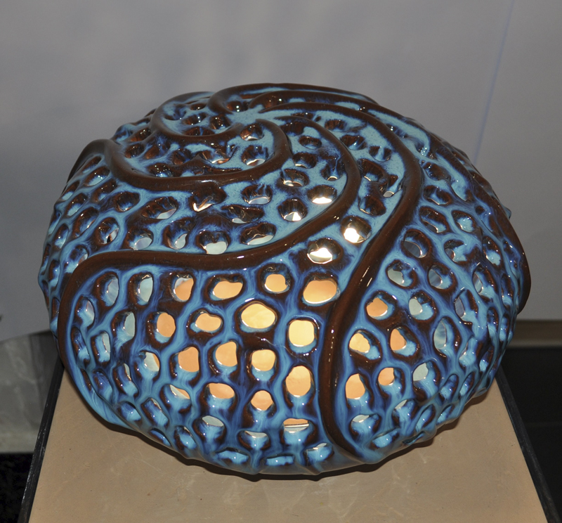 Lampada traforata modello Polipo colore blu giapponese cm 33x17