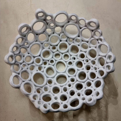 Centrotavola  Ø cm 42 h cm13 anelli bianco: pezzo unico modellato interamente a mano