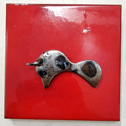 Mattonella d'acunto cm 20x20 rosso selenio applicazione toro "alfa" color argento in ceramica