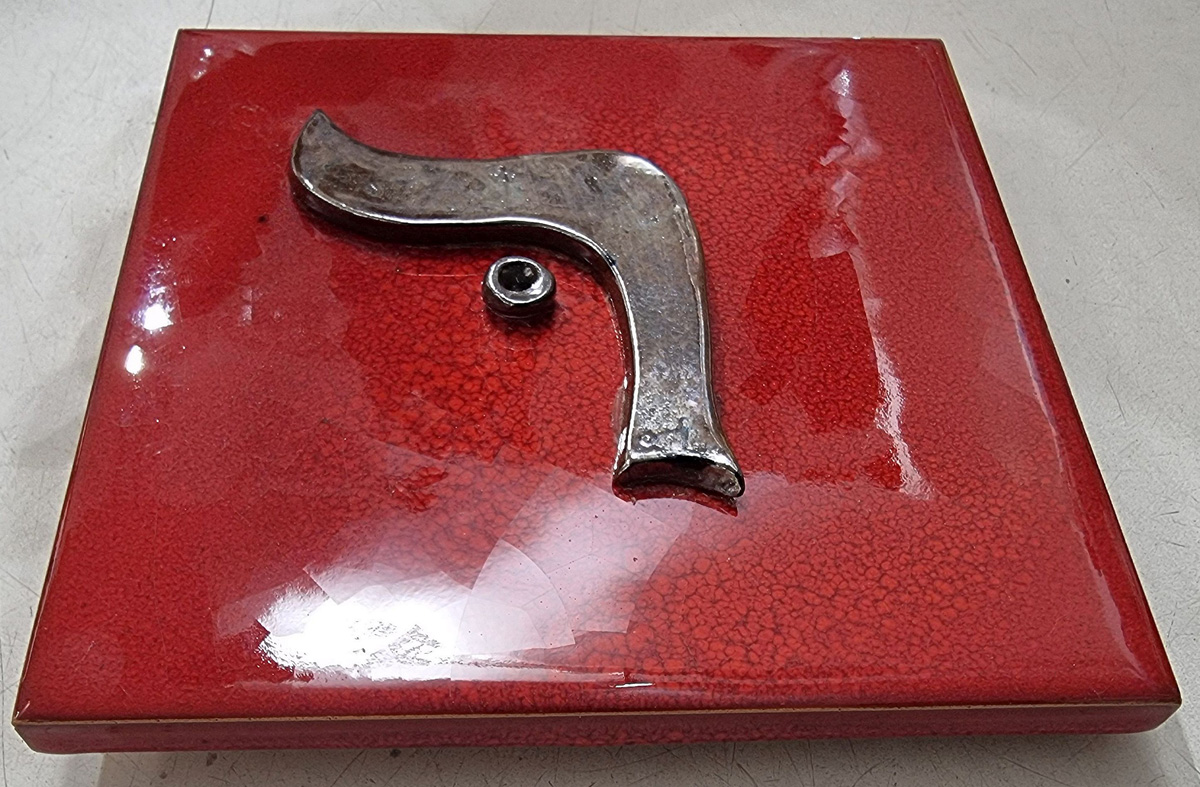 Mattonella d'acunto cm 20x20 rosso selenio applicazione "toro stilizzato" color argento in ceramica - immagine 2