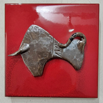 Mattonella d'acunto cm 20x20 rosso selenio applicazione toro "gamma"  color argento in ceramica