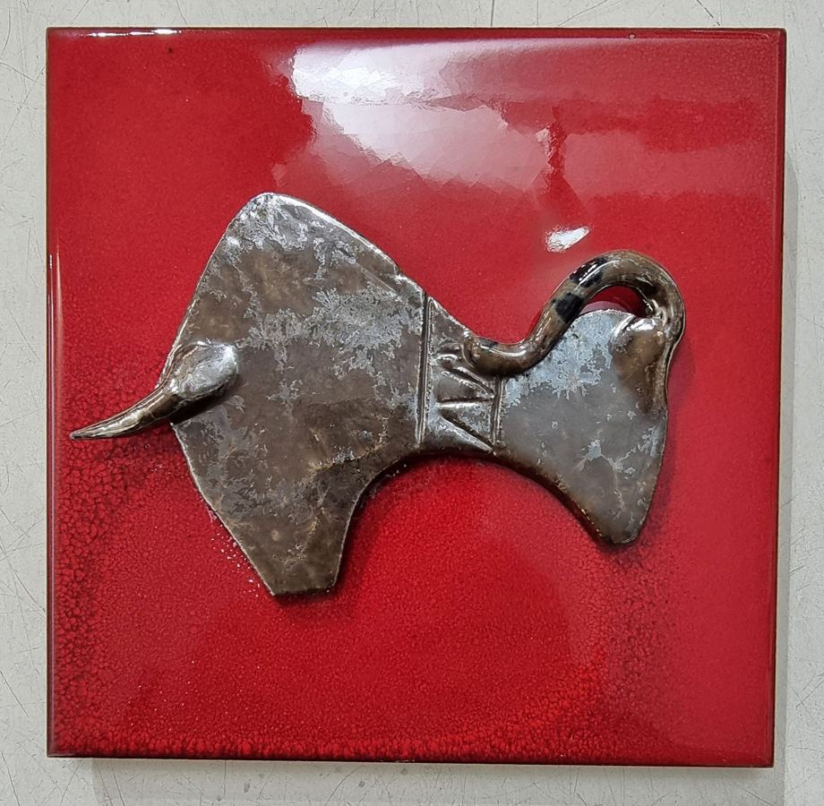 Mattonella d'acunto cm 20x20 rosso selenio applicazione toro "gamma" color argento in ceramica