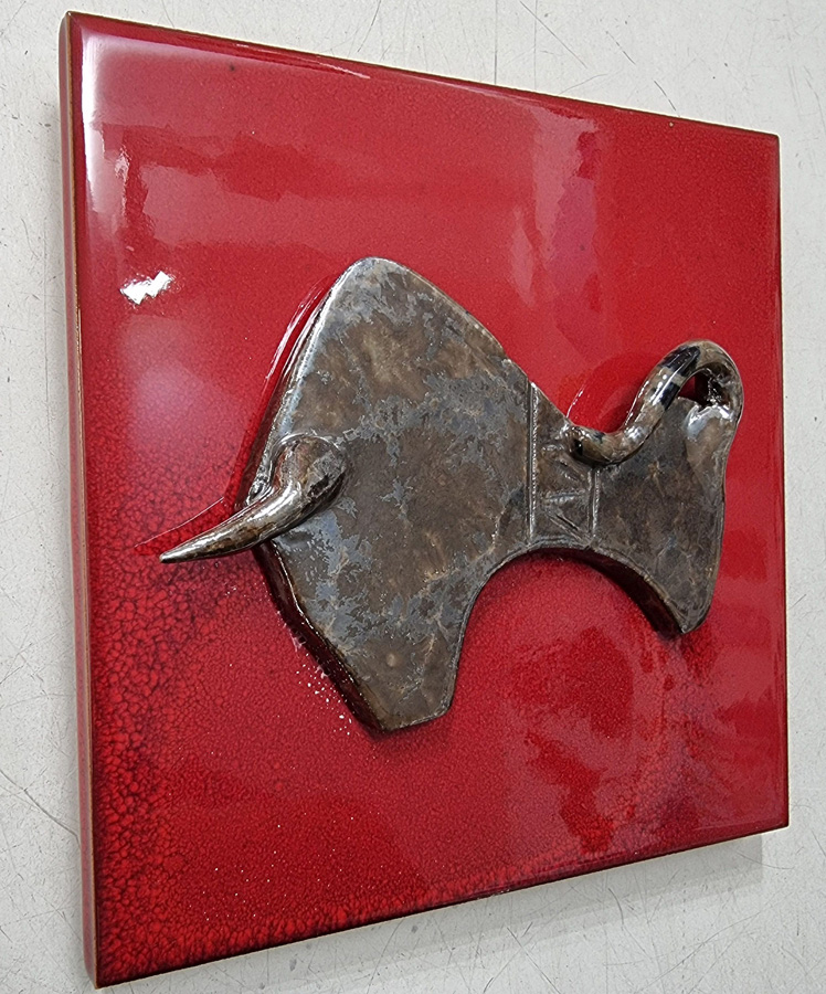 Mattonella d'acunto cm 20x20 rosso selenio applicazione toro "gamma" color argento in ceramica - immagine 2
