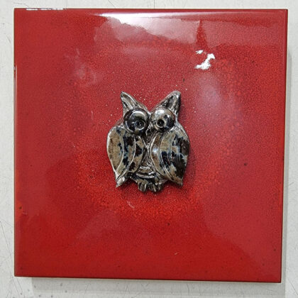 Mattonella d'acunto cm 20x20 rosso selenio applicazione gufo color argento in ceramica