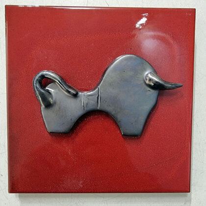 Mattonella d'acunto rosso selenio applicazione toro "delta" color argento in ceramica