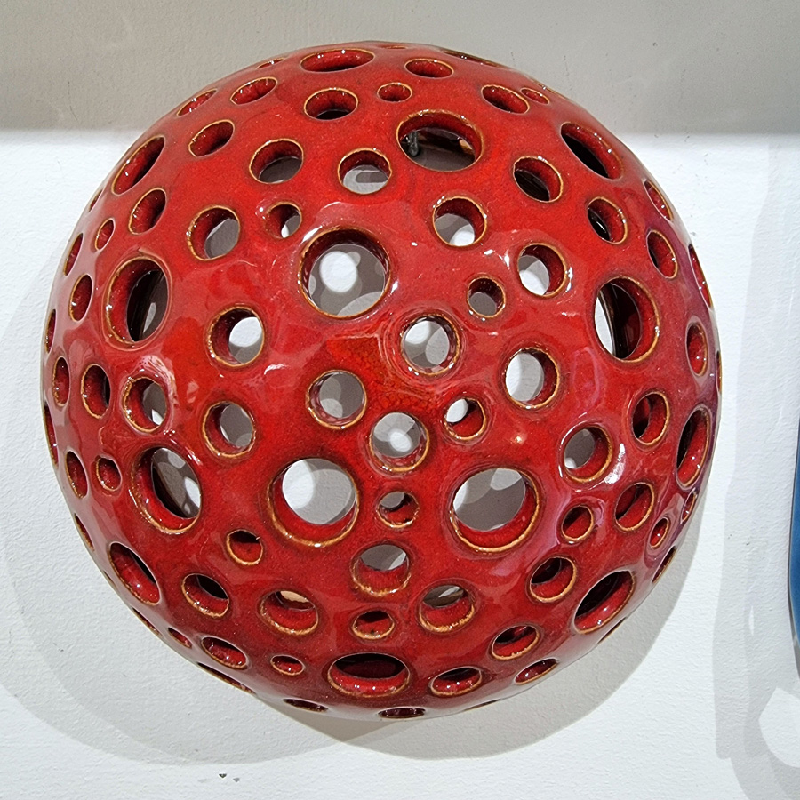 Applique Ø. cm 24 sezione tornio, traforato rosso